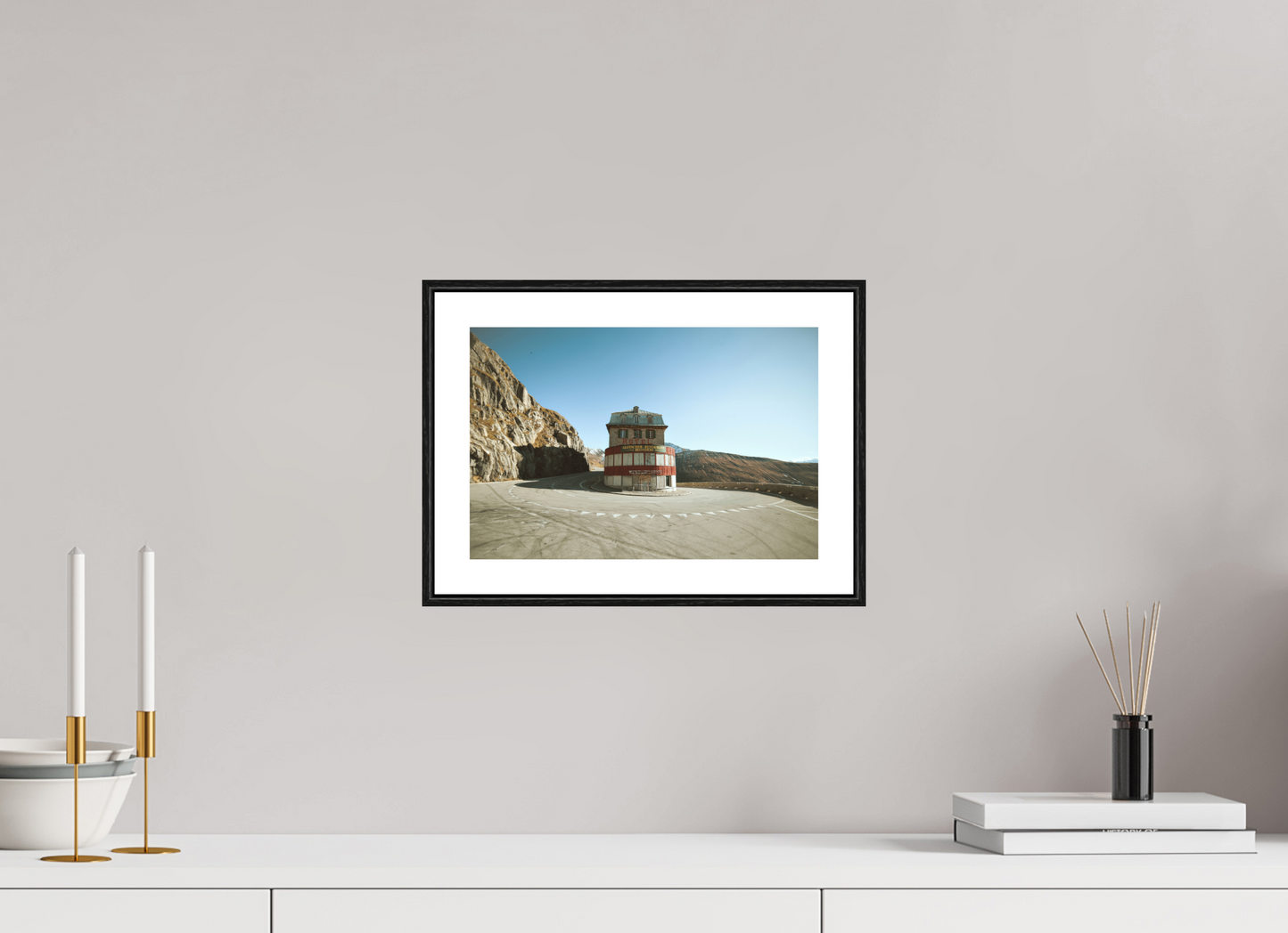 30 x 20 cm, Foto im Schattenfugenrahmen (Eiche schwarz) Hotel Belvedere, Furkapass (Wes Anderson Stil)