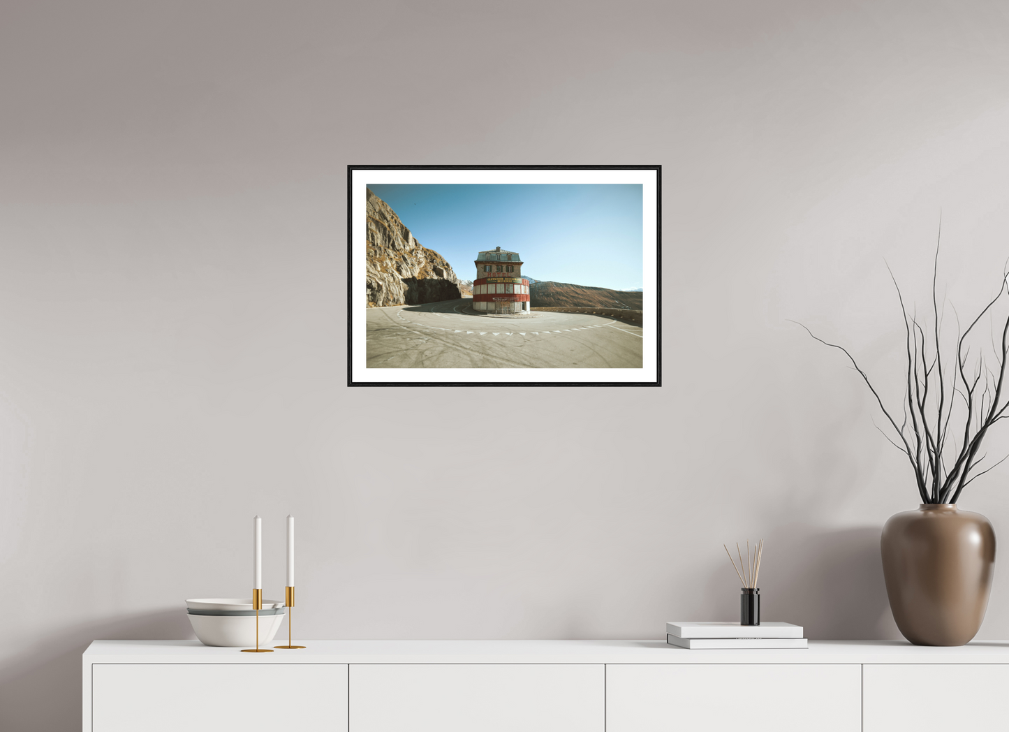 60 x 40 cm, Foto im Schattenfugenrahmen (Eiche schwarz) Hotel Belvedere, Furkapass (Wes Anderson Stil)