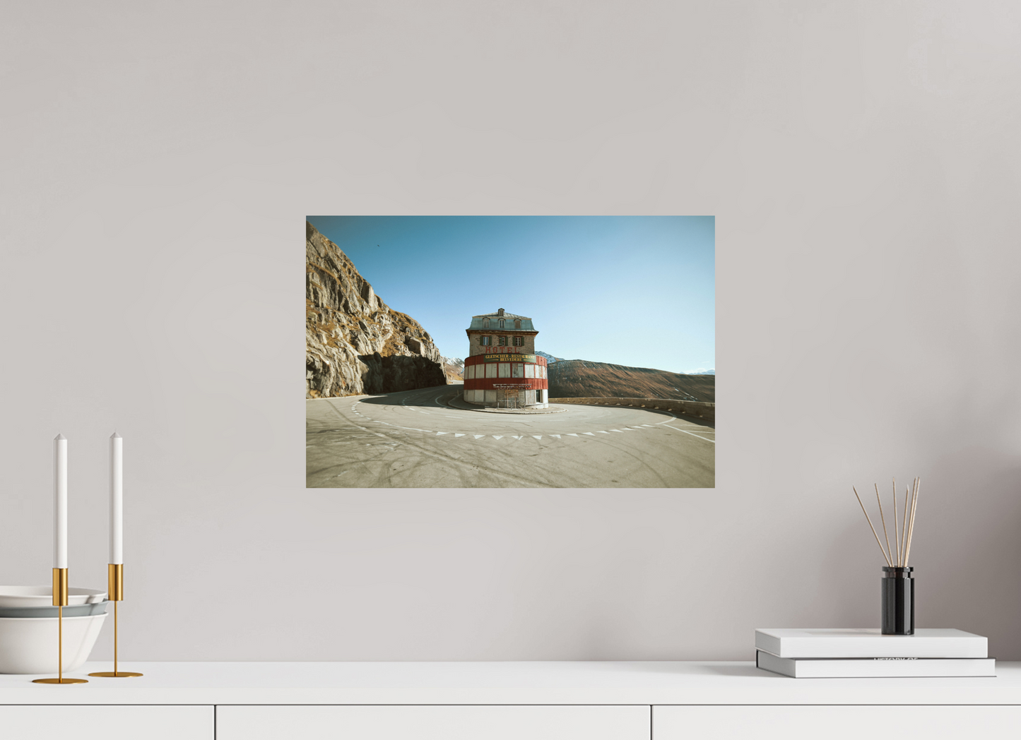 45 x 30 cm, Alu-Dibond Hotel Belvedere, Furkapass (Wes Anderson Stil)